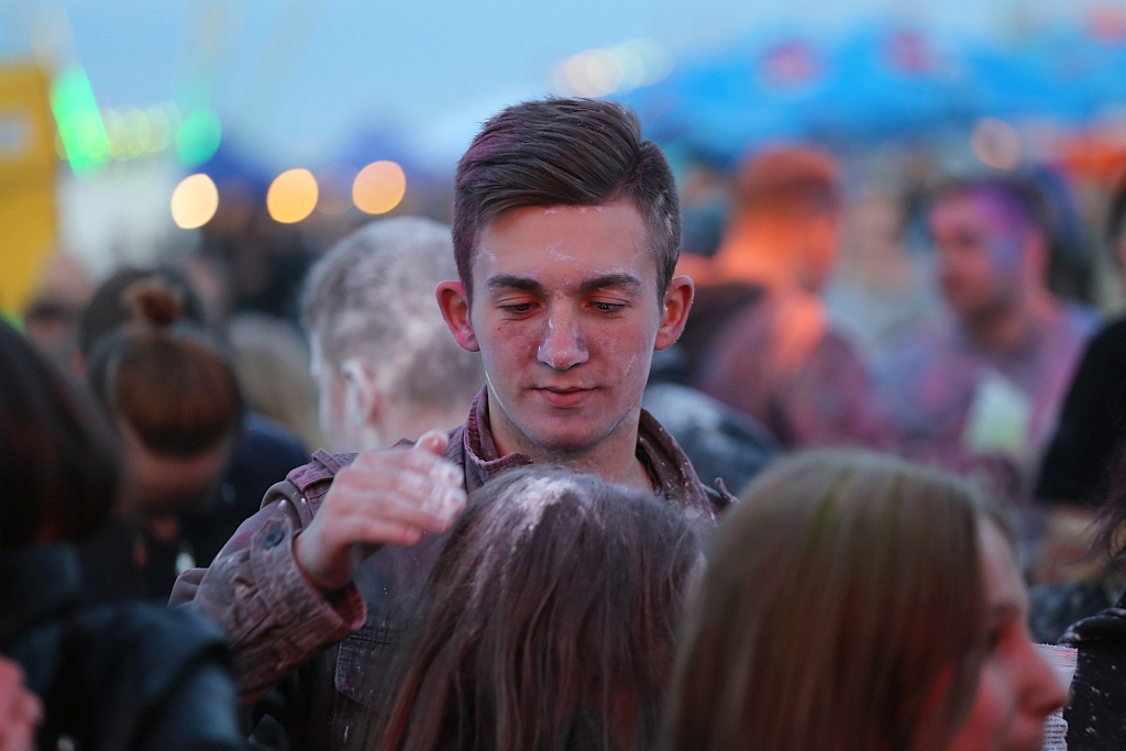 Holi Festival Legnica w kolorach białym i czerwonym