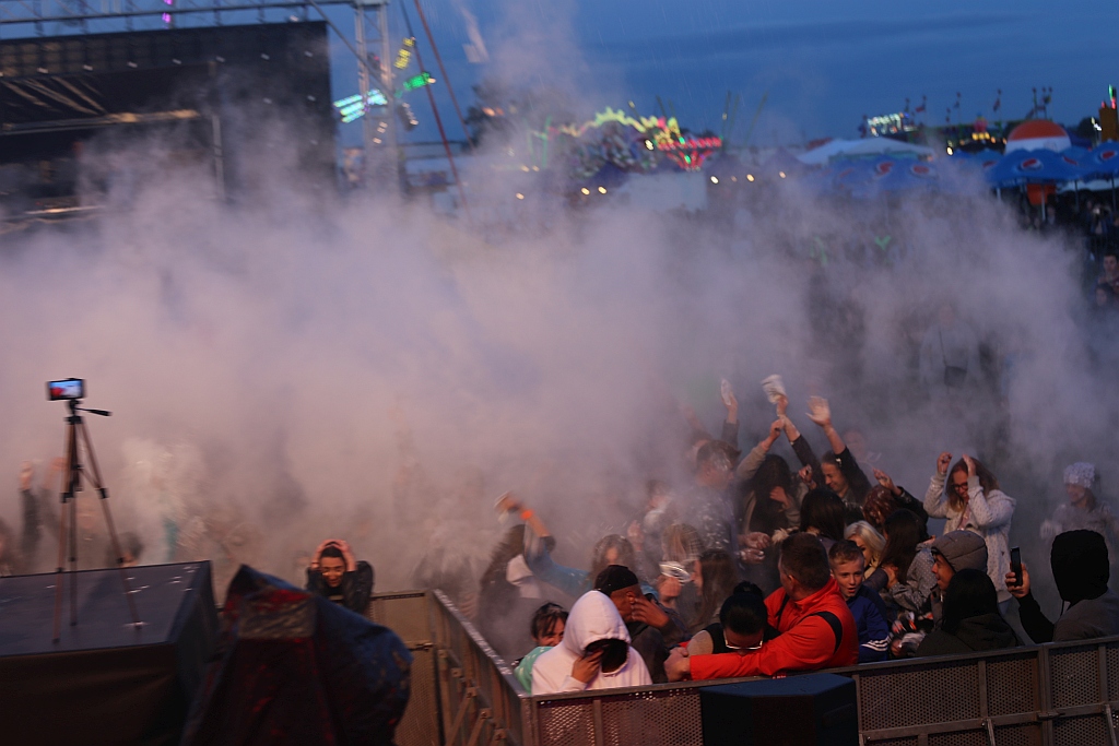 Holi Festival Legnica w kolorach białym i czerwonym