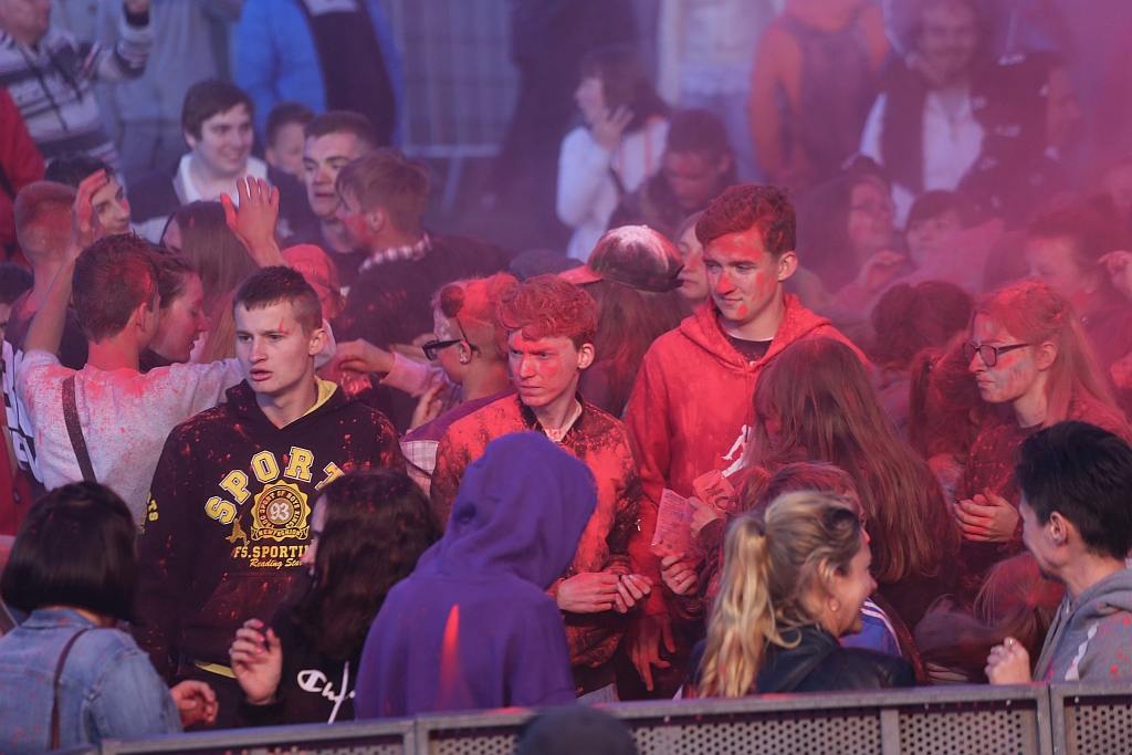 Holi Festival Legnica w kolorach białym i czerwonym