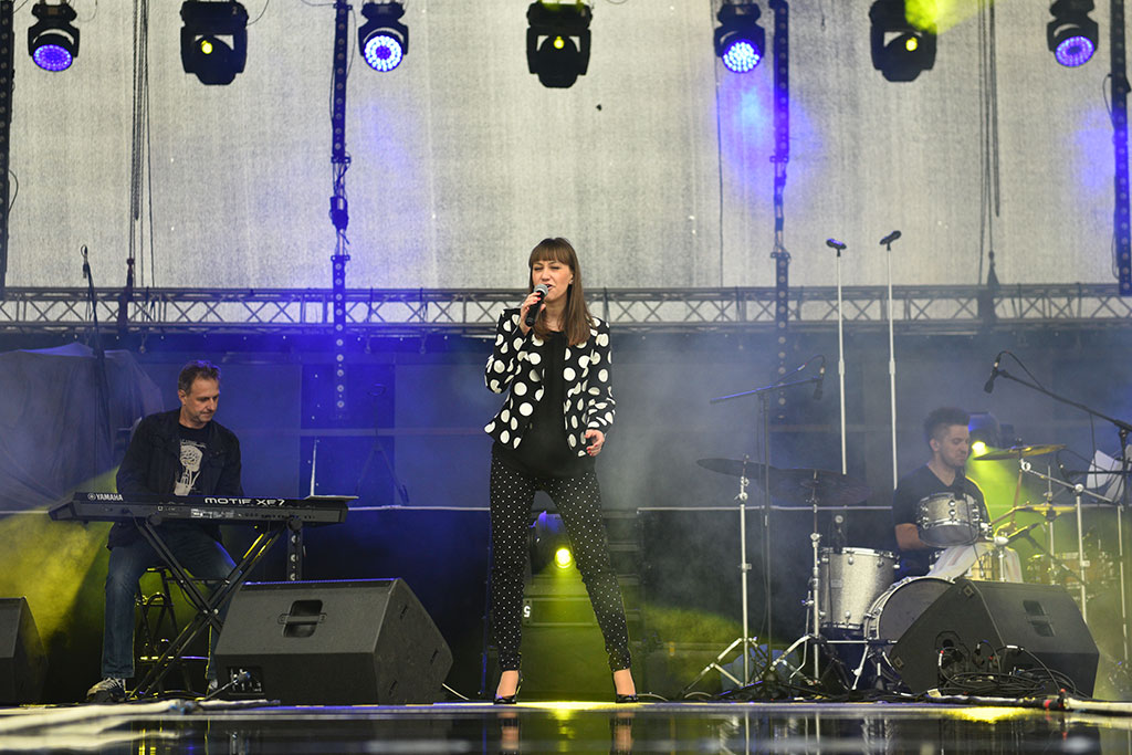 Święto Legnicy: pierwszy koncert w strugach deszczu