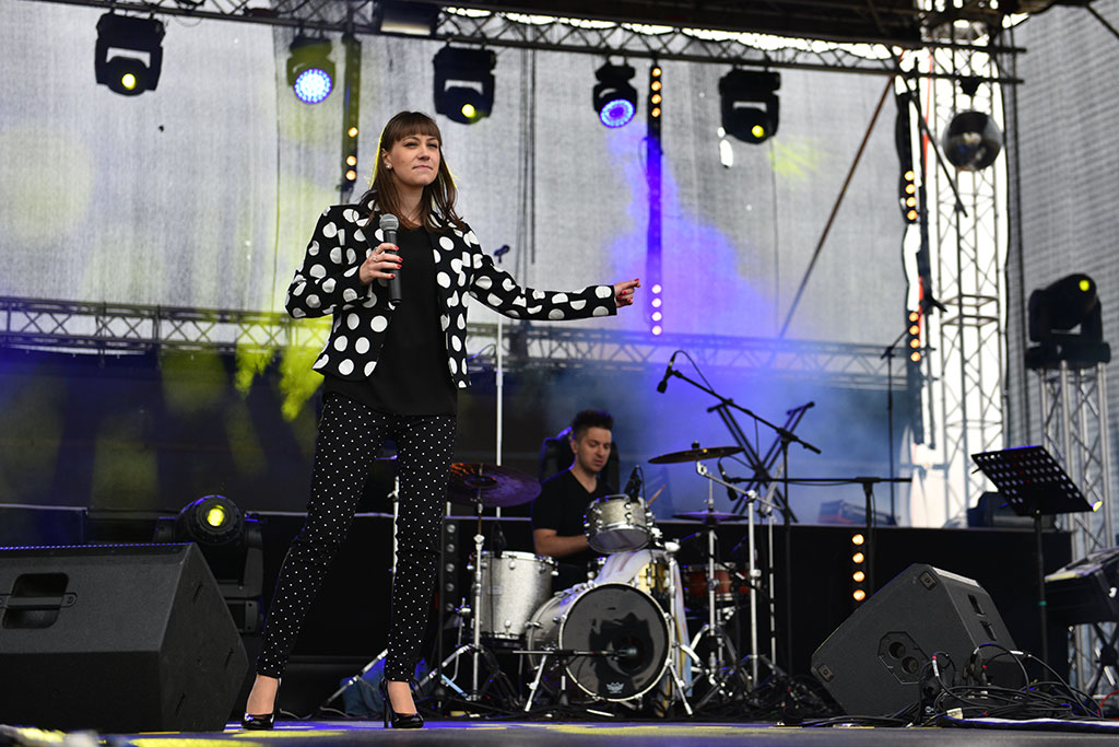 Święto Legnicy: pierwszy koncert w strugach deszczu