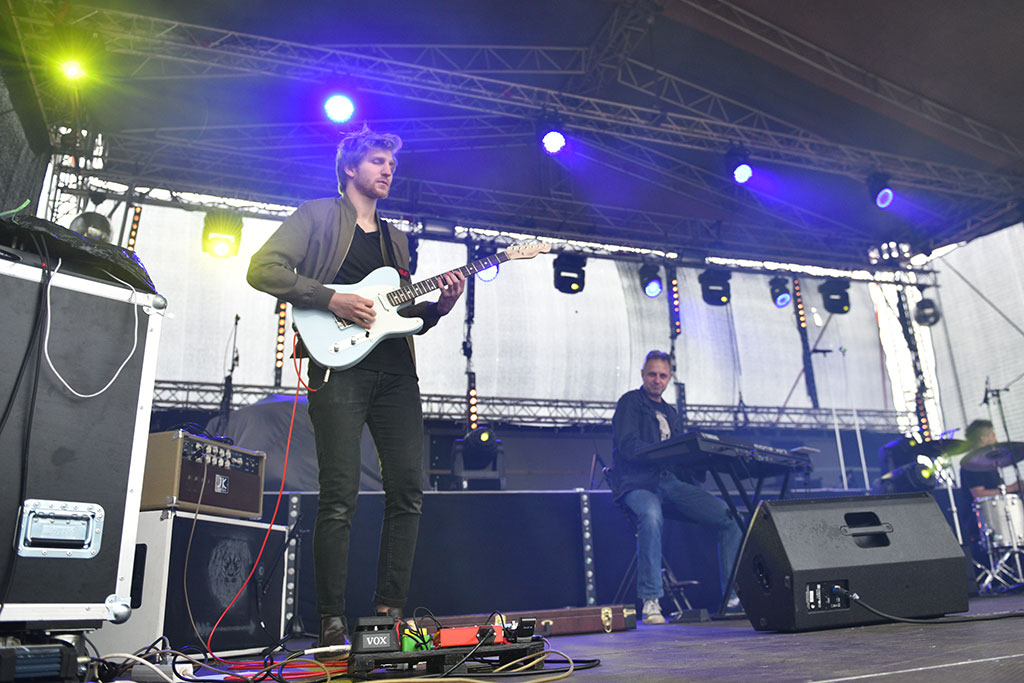 Święto Legnicy: pierwszy koncert w strugach deszczu