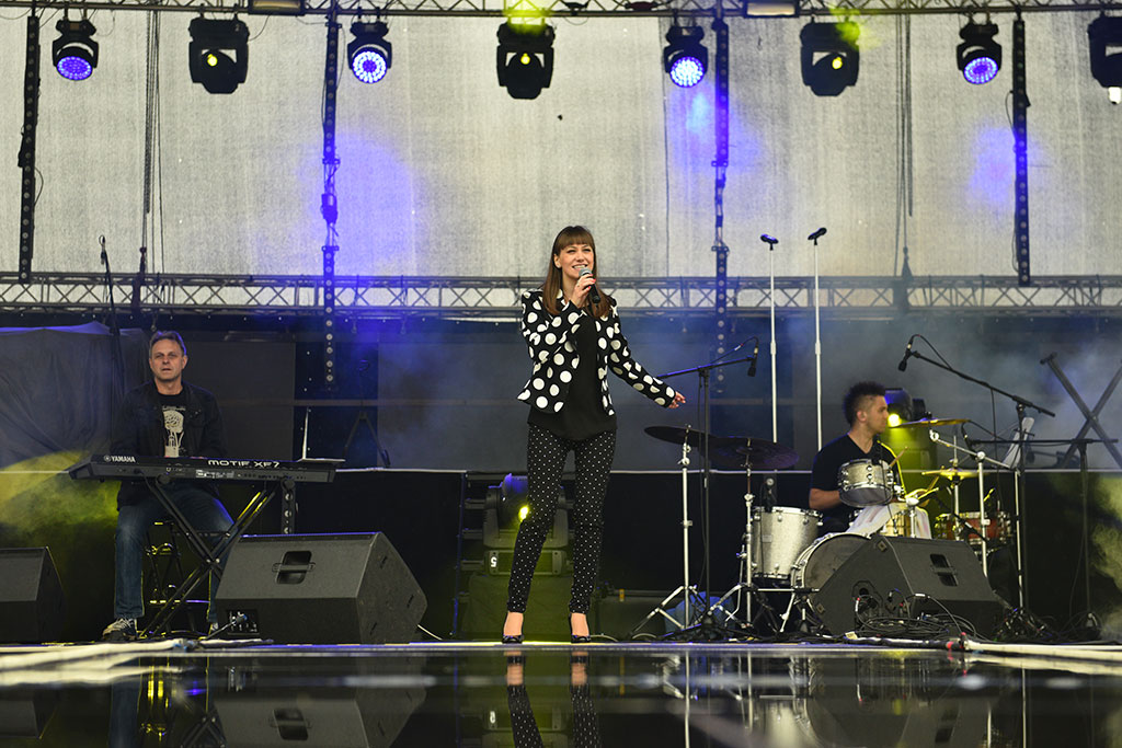 Święto Legnicy: pierwszy koncert w strugach deszczu