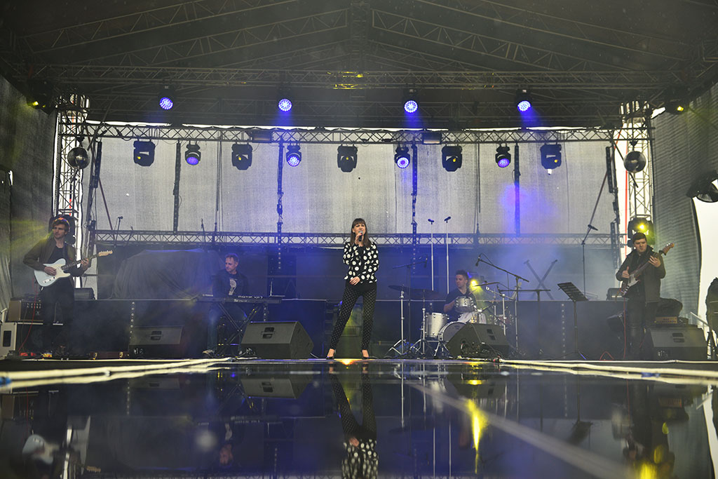 Święto Legnicy: pierwszy koncert w strugach deszczu