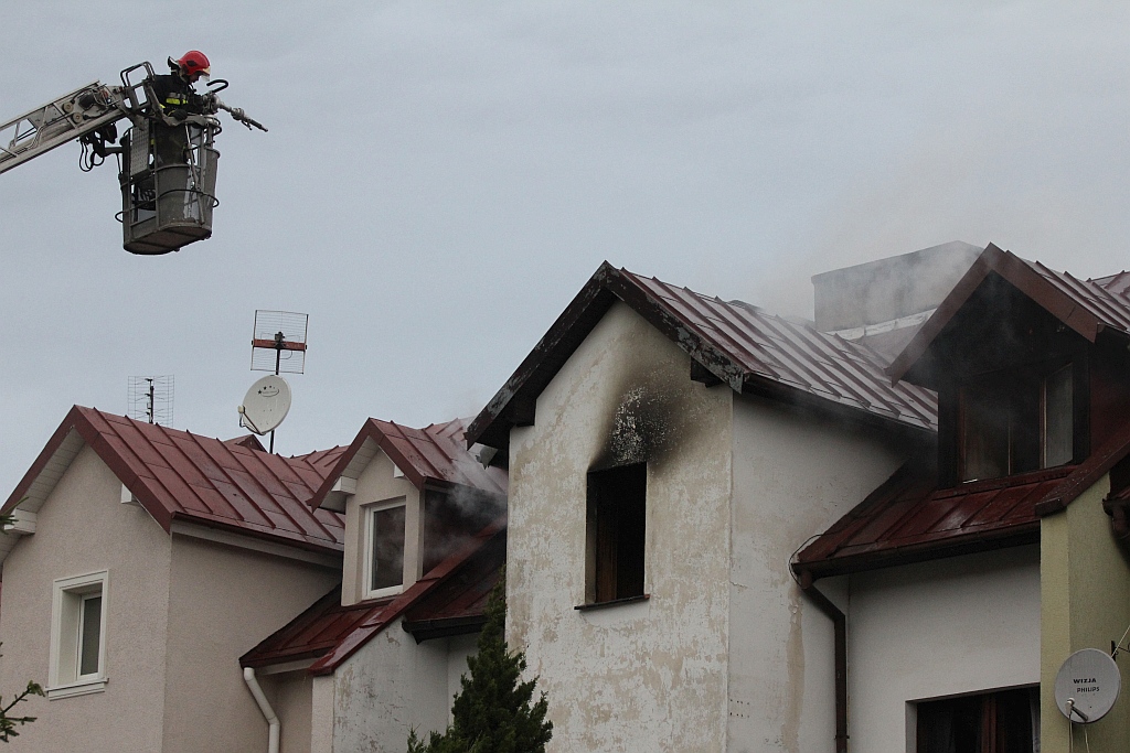Spłonął dach budynku przy ulicy Diamentowej w Legnicy
