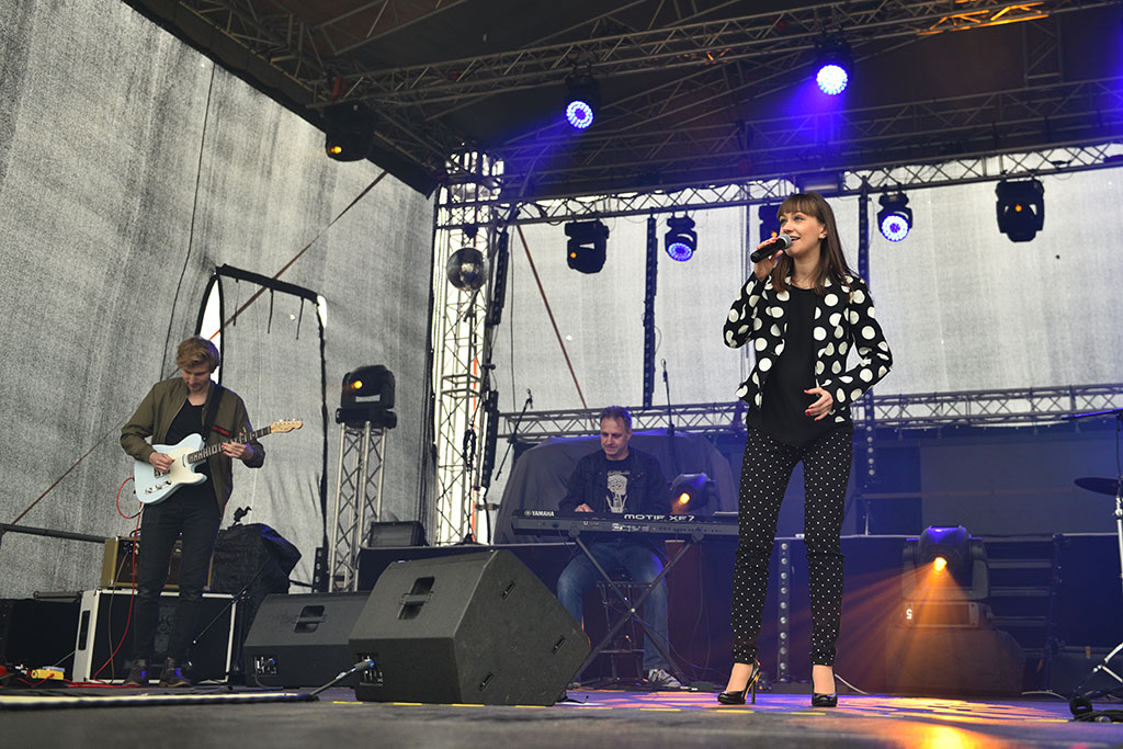Święto Legnicy: pierwszy koncert w strugach deszczu