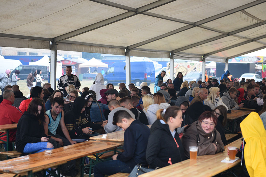 Święto Legnicy: pierwszy koncert w strugach deszczu