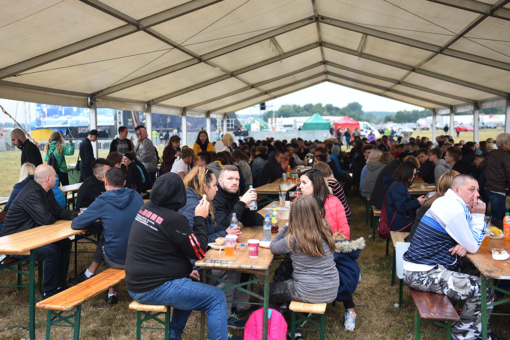 Święto Legnicy: pierwszy koncert w strugach deszczu