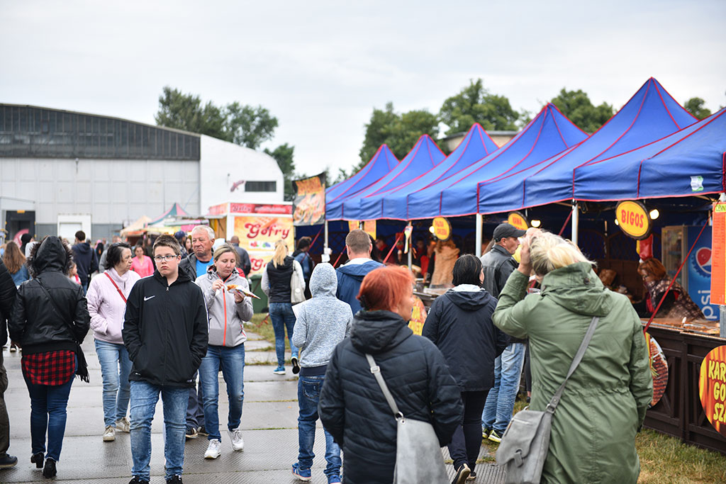 Święto Legnicy: pierwszy koncert w strugach deszczu