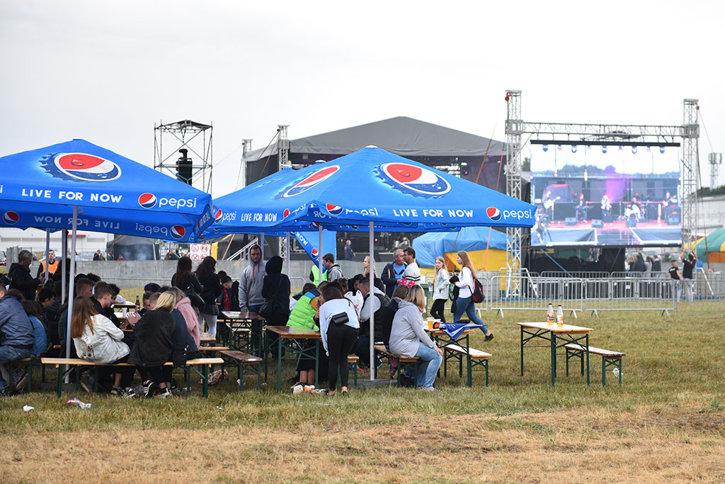 Święto Legnicy: pierwszy koncert w strugach deszczu