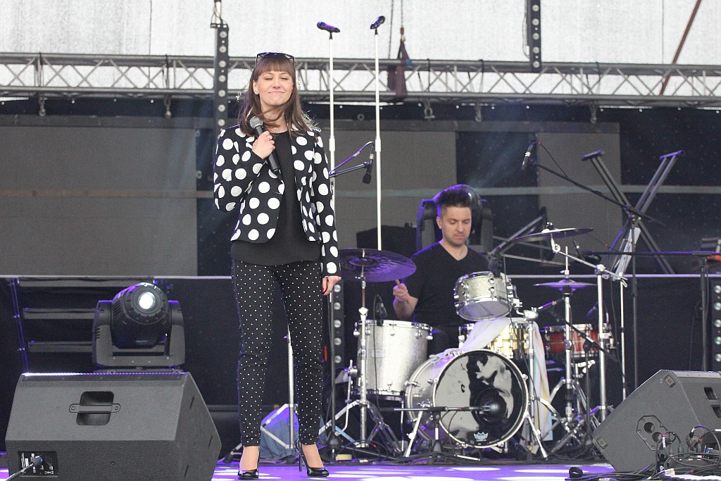 Święto Legnicy: pierwszy koncert w strugach deszczu