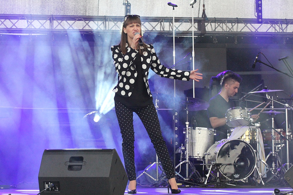 Święto Legnicy: pierwszy koncert w strugach deszczu