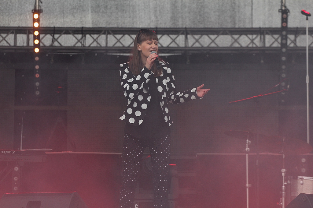 Święto Legnicy: pierwszy koncert w strugach deszczu