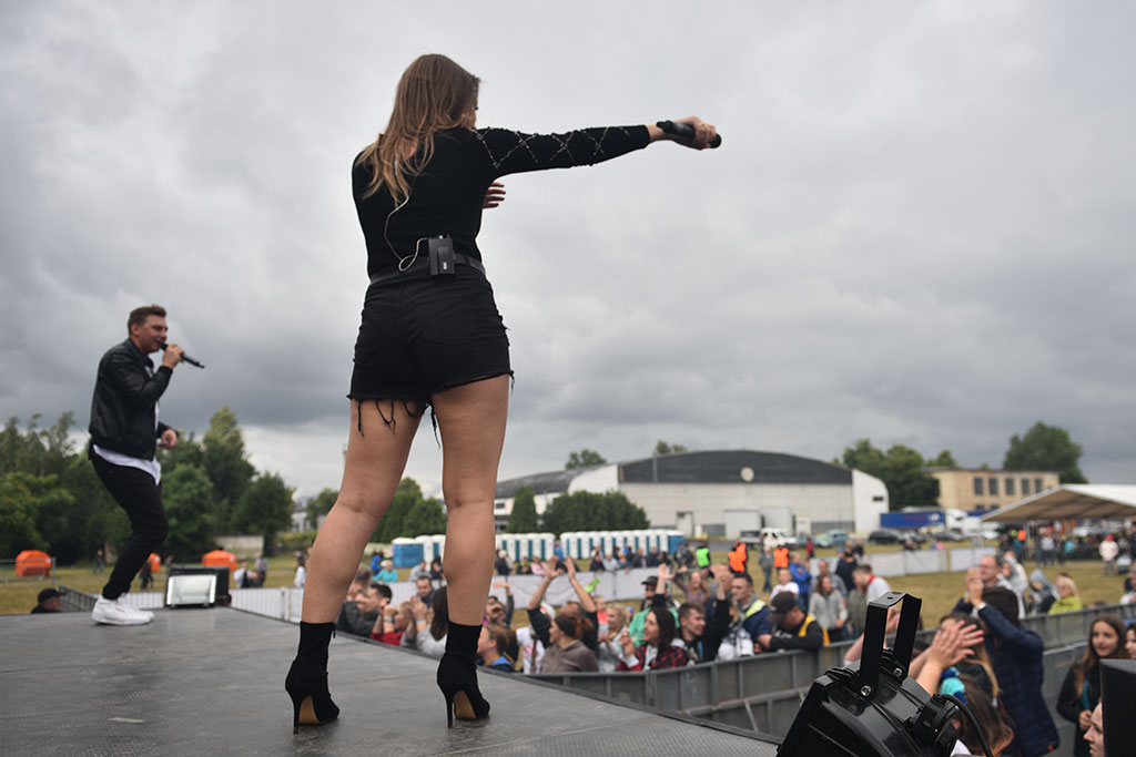 Enjoy zrobili to. Rozkołysali publikę na lotnisku