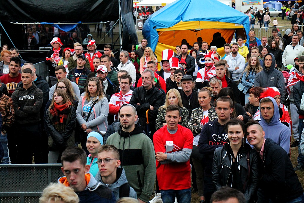 Kilkaset osób dopingowało Biało - Czerwonych w strefie kibica