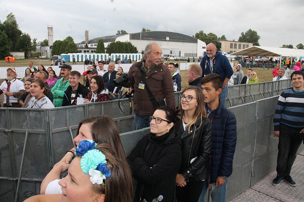 Enjoy zrobili to. Rozkołysali publikę na lotnisku