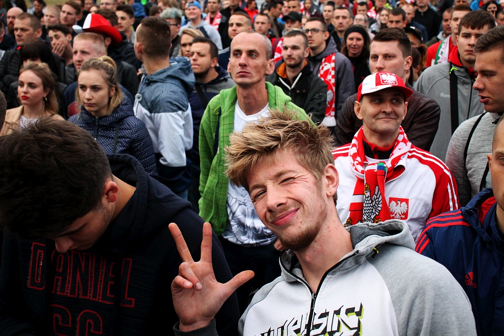 Kilkaset osób dopingowało Biało - Czerwonych w strefie kibica