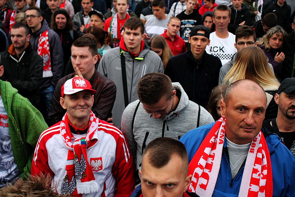 Kilkaset osób dopingowało Biało - Czerwonych w strefie kibica