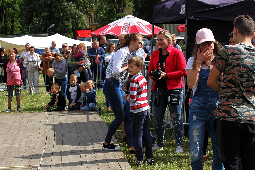 Mieszkańcy Legnickiego Pola bawią się na Henrykaliach