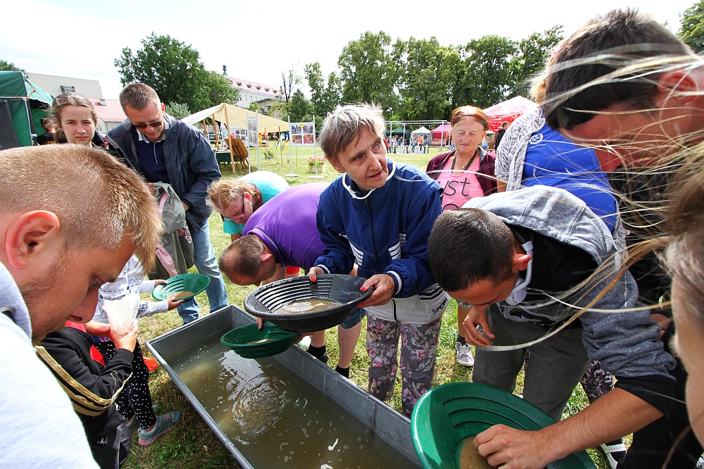 Mieszkańcy Legnickiego Pola bawią się na Henrykaliach