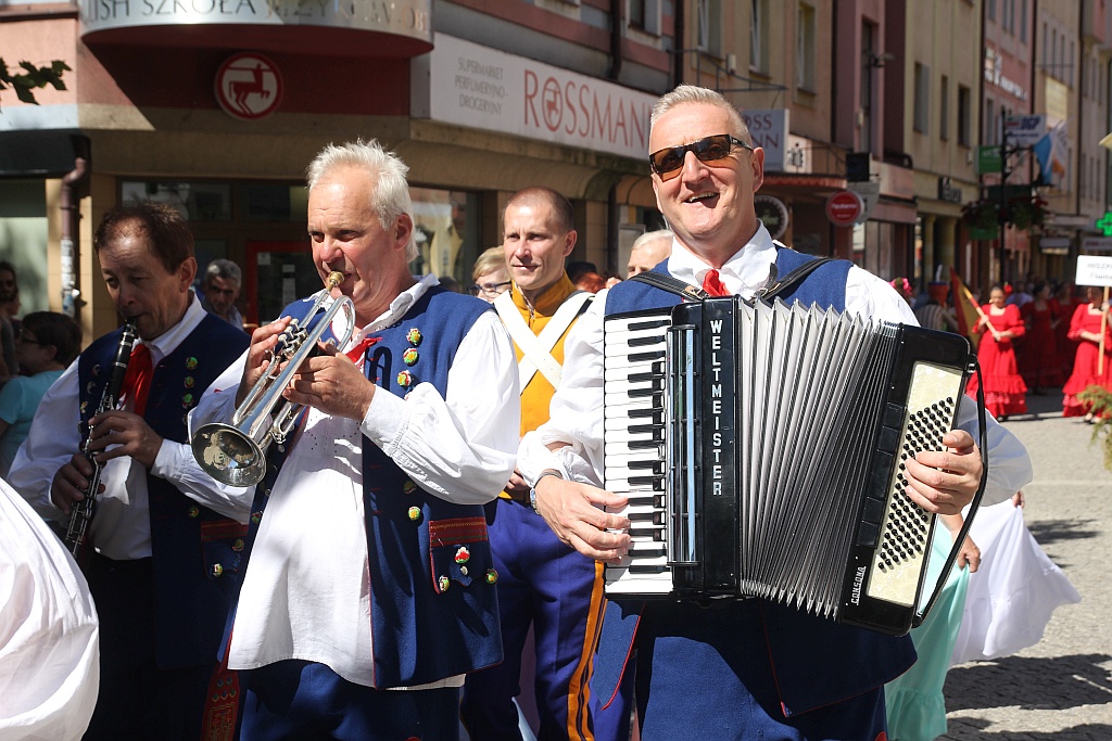 Przez Legnicę przeszedł barwny folklorystyczny korowód