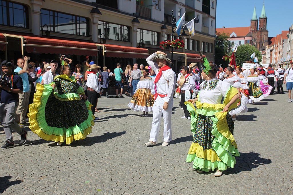 Przez Legnicę przeszedł barwny folklorystyczny korowód
