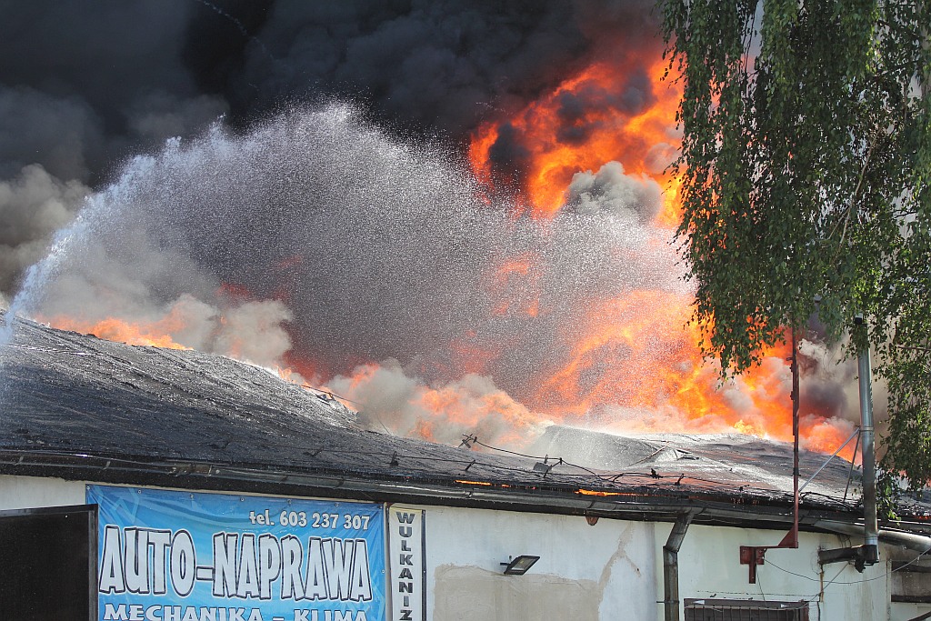 Płonie warsztat samochodowy przy ul. Jaworzyńskiej
