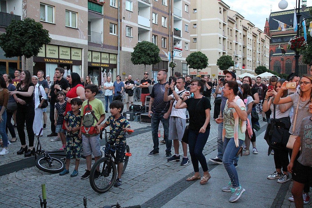 Poniedziałkowy koncert zespołu No Longer Music w legnickim rynku