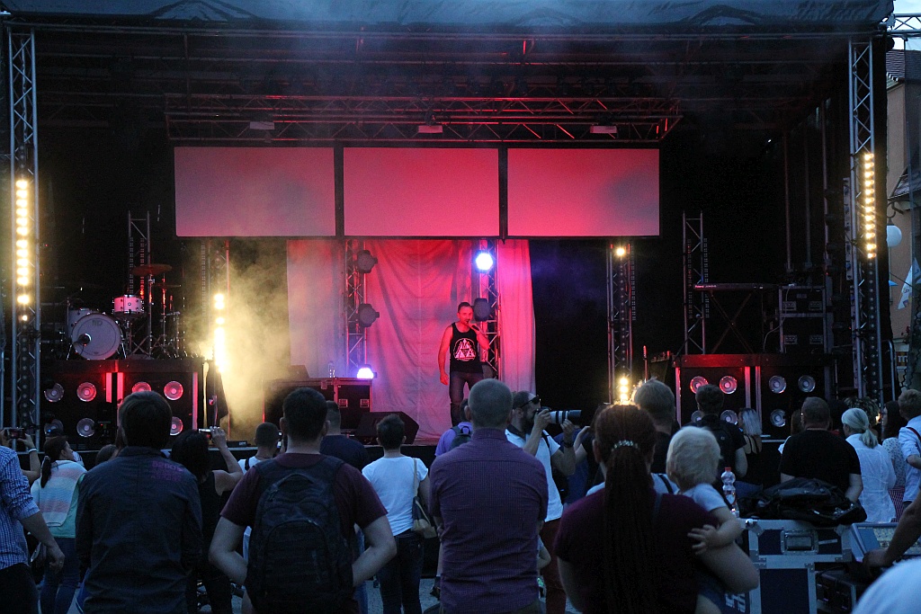 Poniedziałkowy koncert zespołu No Longer Music w legnickim rynku