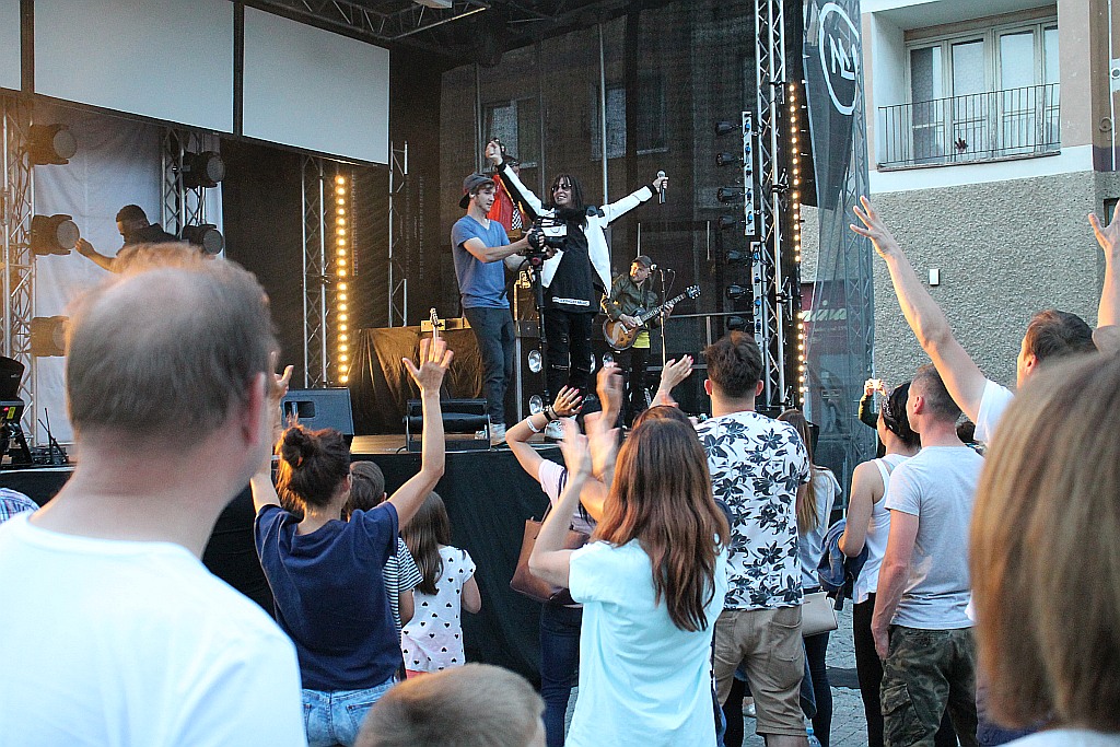 Poniedziałkowy koncert zespołu No Longer Music w legnickim rynku