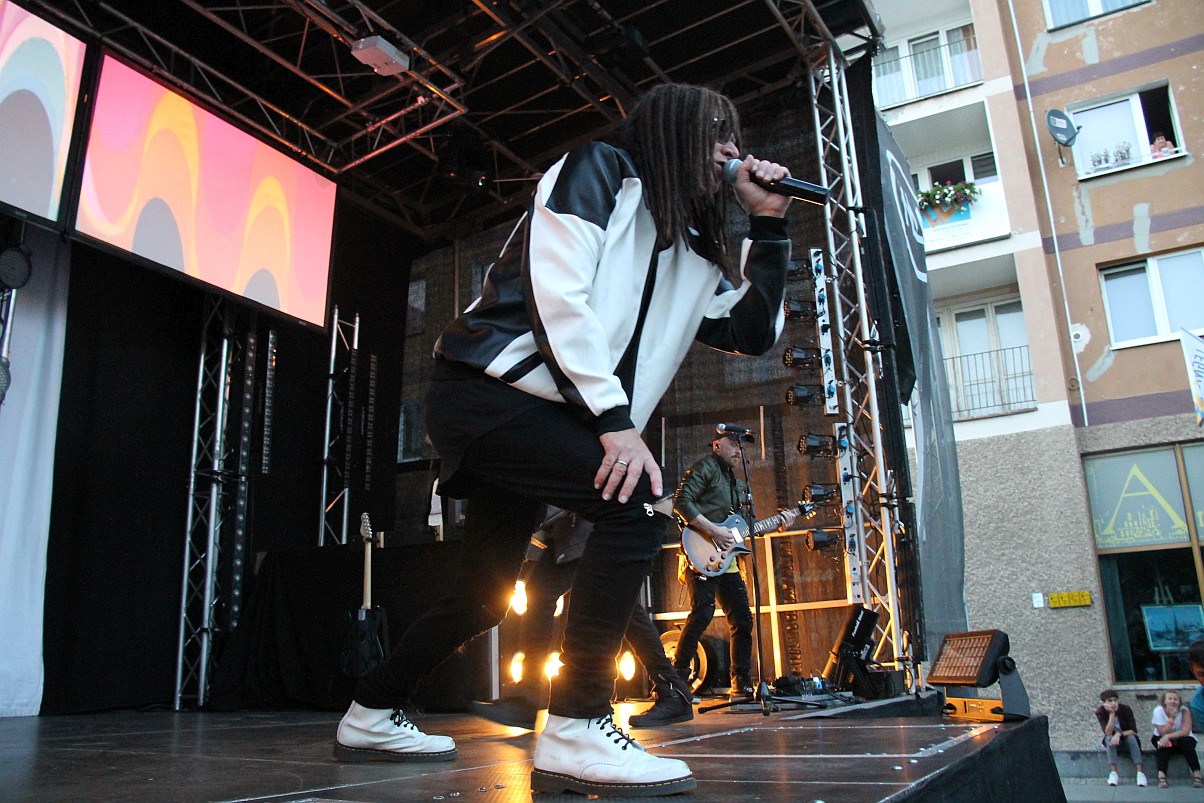Poniedziałkowy koncert zespołu No Longer Music w legnickim rynku