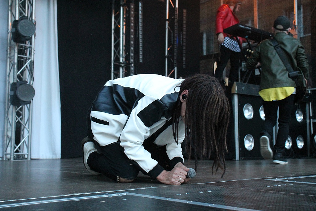Poniedziałkowy koncert zespołu No Longer Music w legnickim rynku