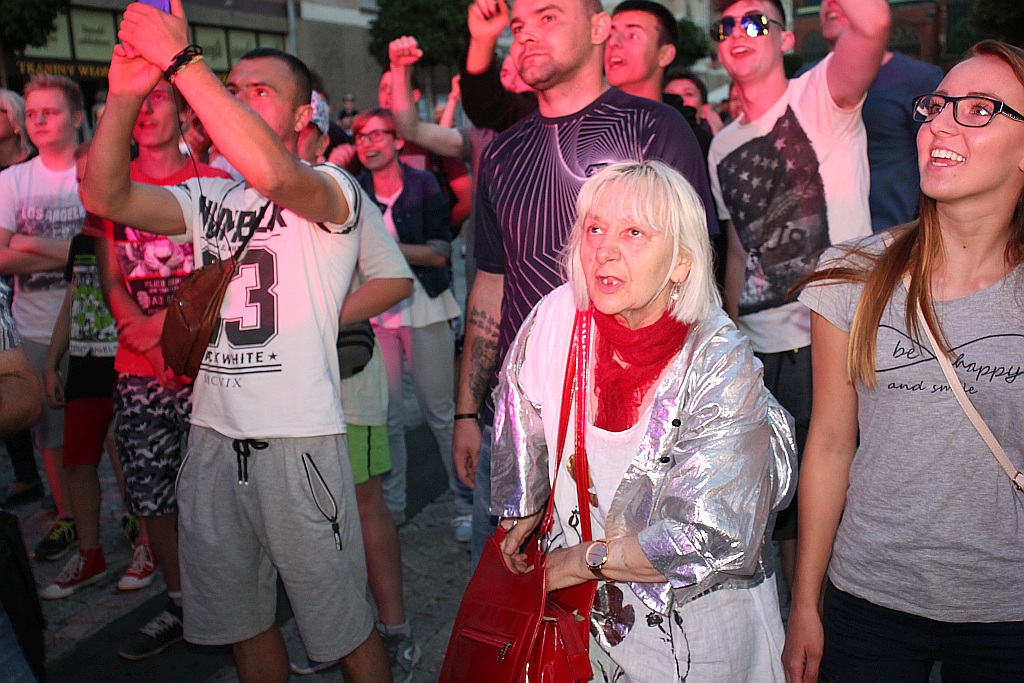 Poniedziałkowy koncert zespołu No Longer Music w legnickim rynku