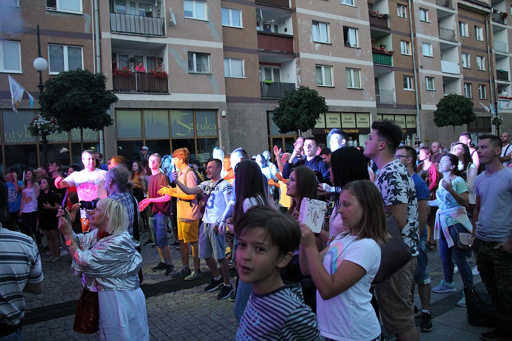 Poniedziałkowy koncert zespołu No Longer Music w legnickim rynku