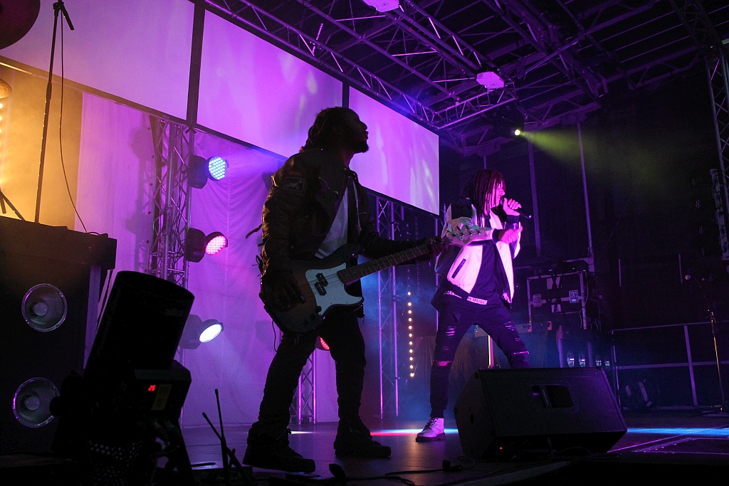 Poniedziałkowy koncert zespołu No Longer Music w legnickim rynku