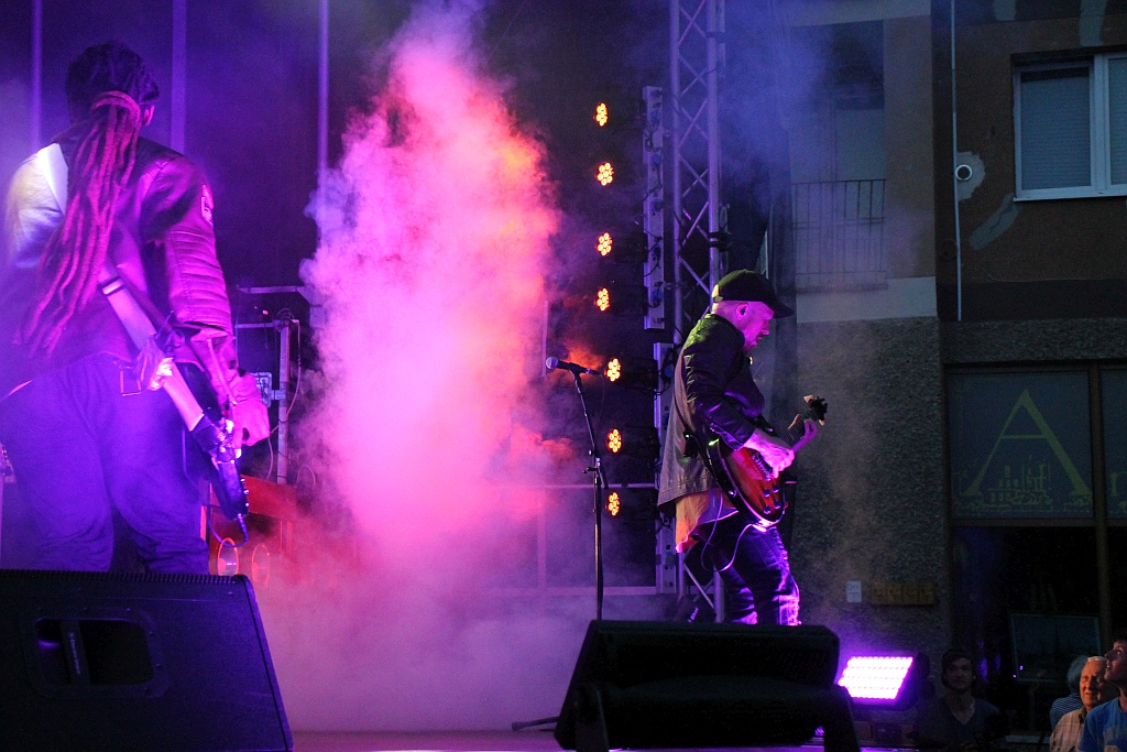 Poniedziałkowy koncert zespołu No Longer Music w legnickim rynku
