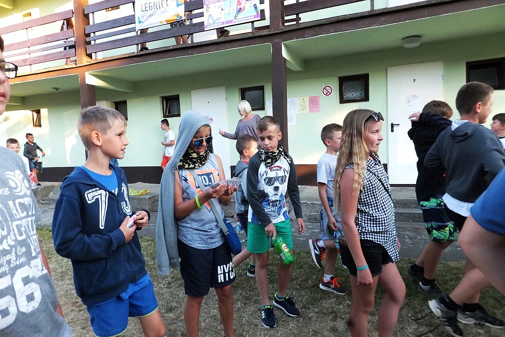 Kąpiele, dyskoteki i spacery -  to atrakcje obozu w Dźwirzynie