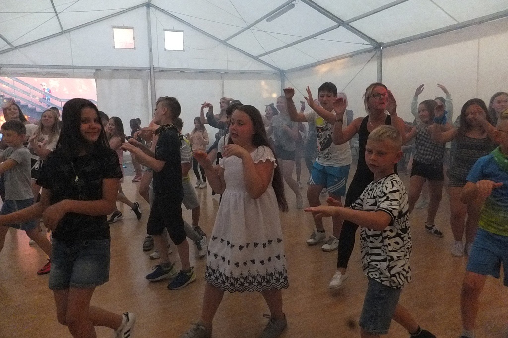 Kąpiele, dyskoteki i spacery -  to atrakcje obozu w Dźwirzynie