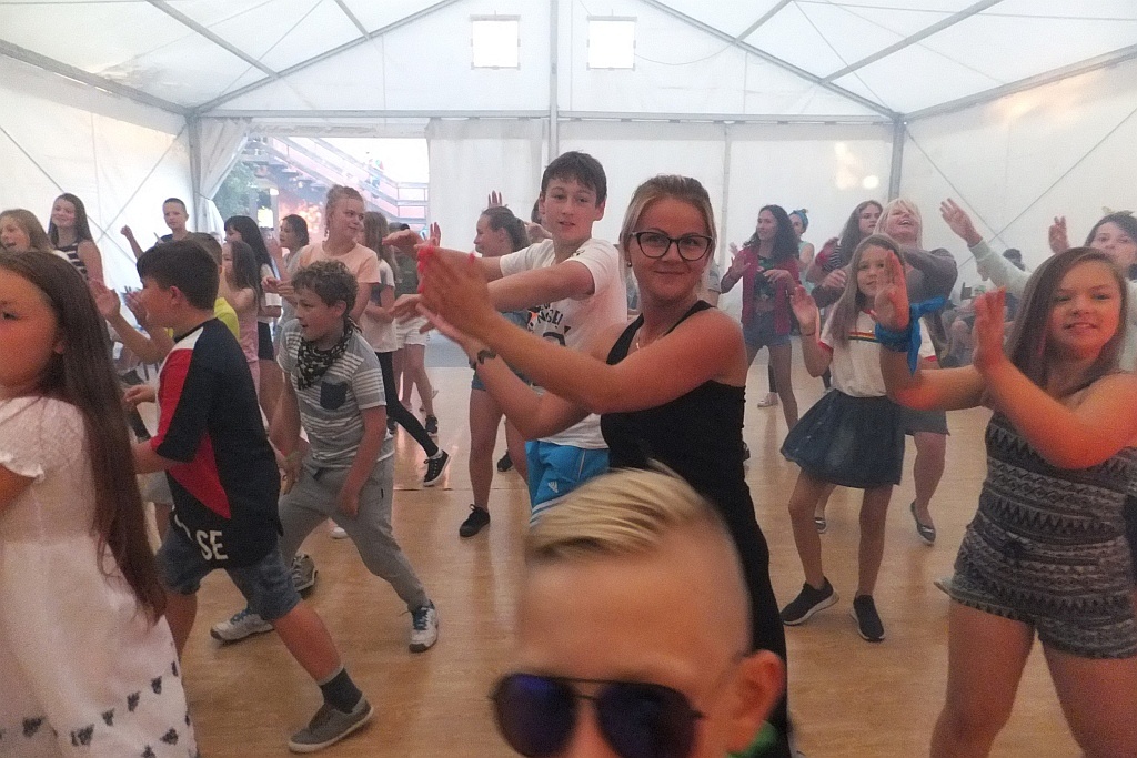 Kąpiele, dyskoteki i spacery -  to atrakcje obozu w Dźwirzynie