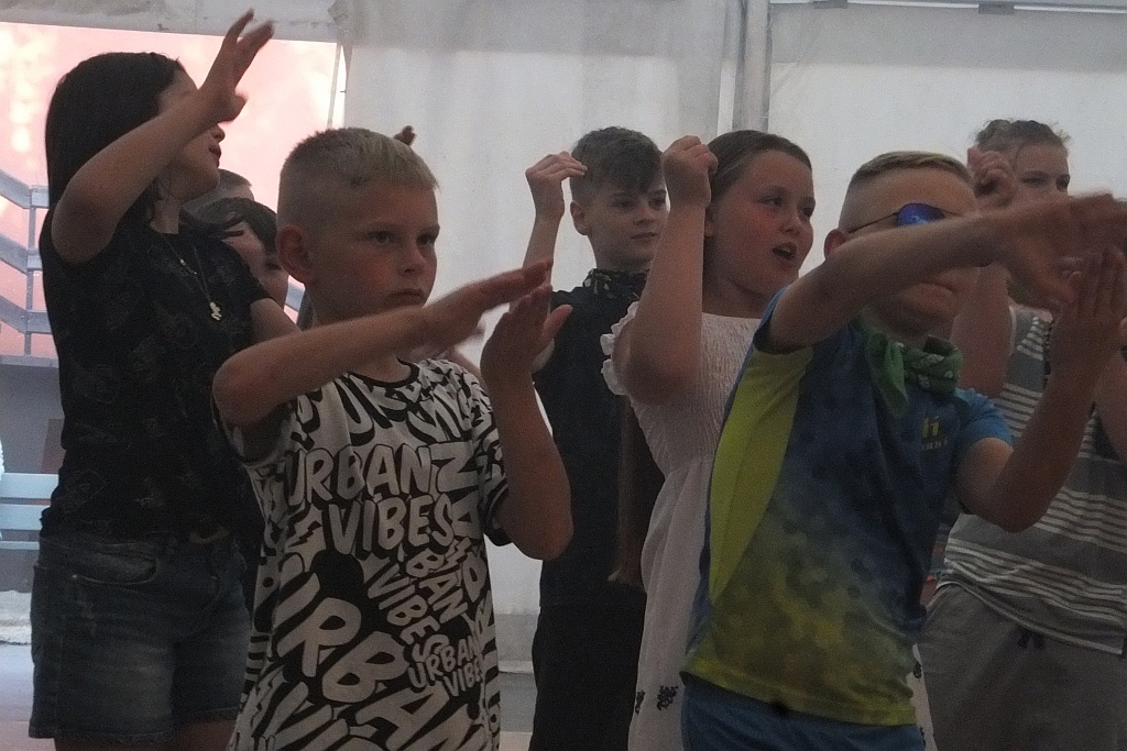 Kąpiele, dyskoteki i spacery -  to atrakcje obozu w Dźwirzynie