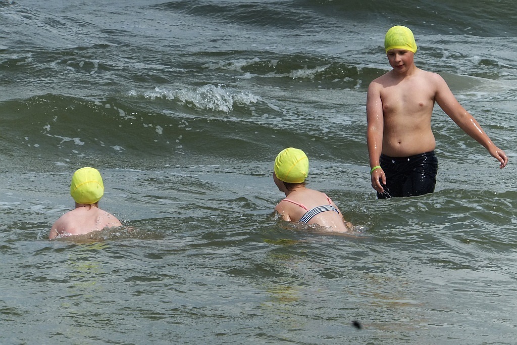 Kąpiele, dyskoteki i spacery -  to atrakcje obozu w Dźwirzynie