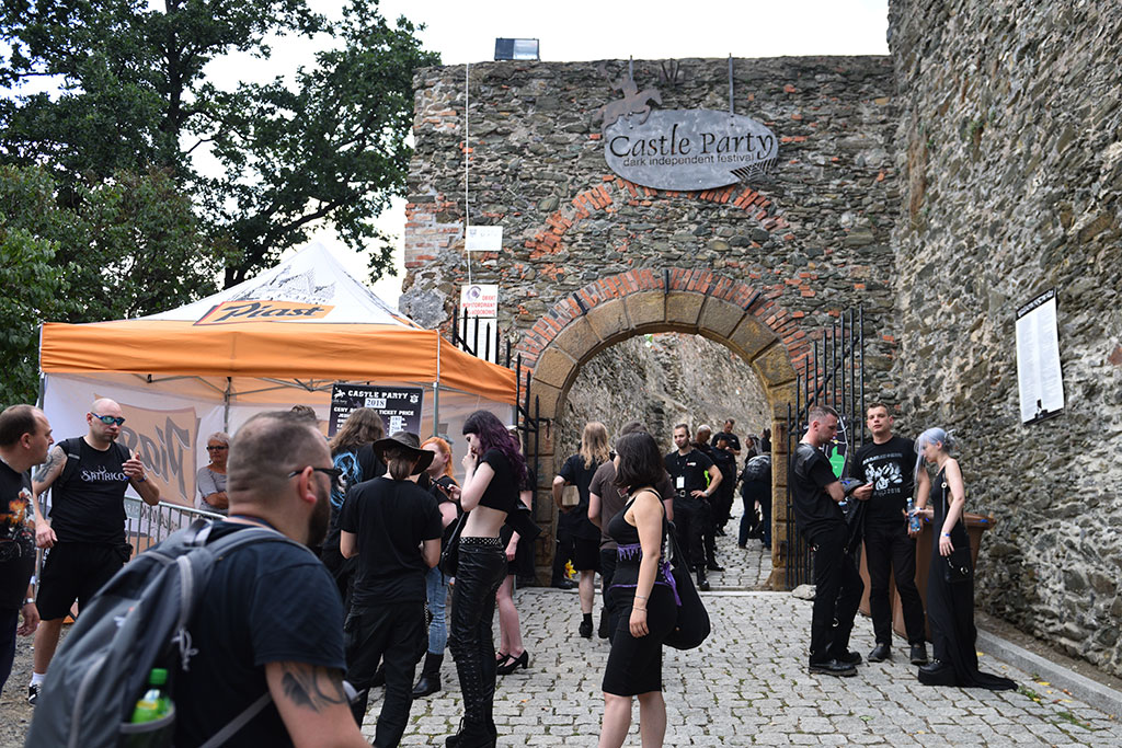 Trwa święto miłośników muzyki gotyckiej Castle Party