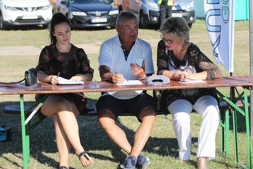 Sześciu uczestników konkursu piosenki SZANTY KUNICE

