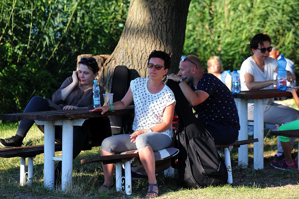 Sześciu uczestników konkursu piosenki SZANTY KUNICE
