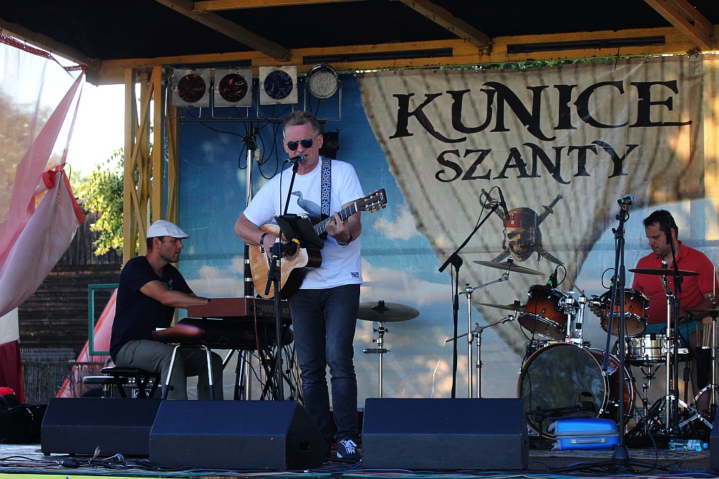 Sześciu uczestników konkursu piosenki SZANTY KUNICE
