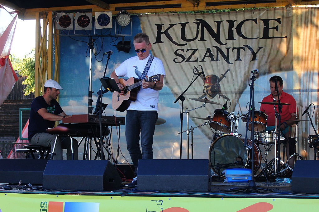 Sześciu uczestników konkursu piosenki SZANTY KUNICE
