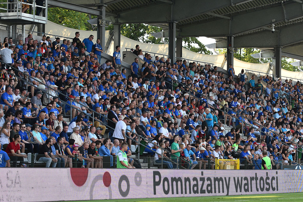 Mecz Miedzi z Pogonią obejrzał komplet widzów. Brawo kibice!