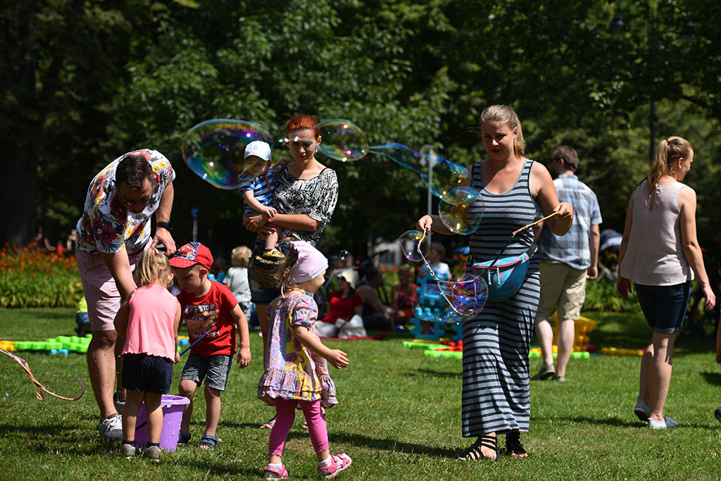 Niedzielny piknik na Polanie Angielskiej Parku Miejskiego