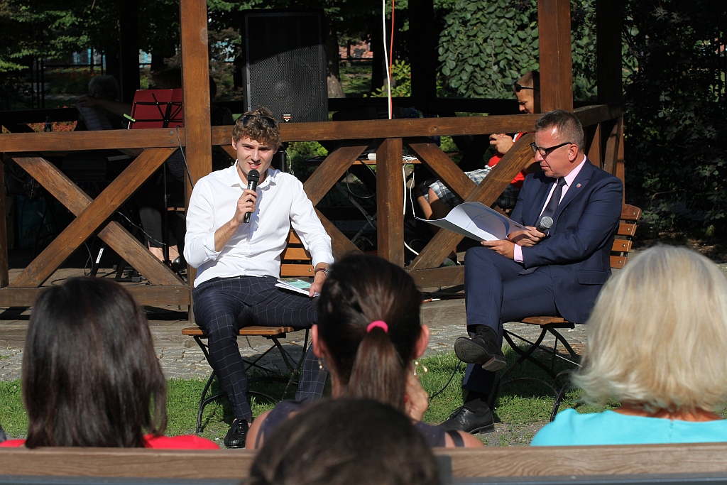 Huragan poezji ściągnął tłumy do legnickiej palmiarni
