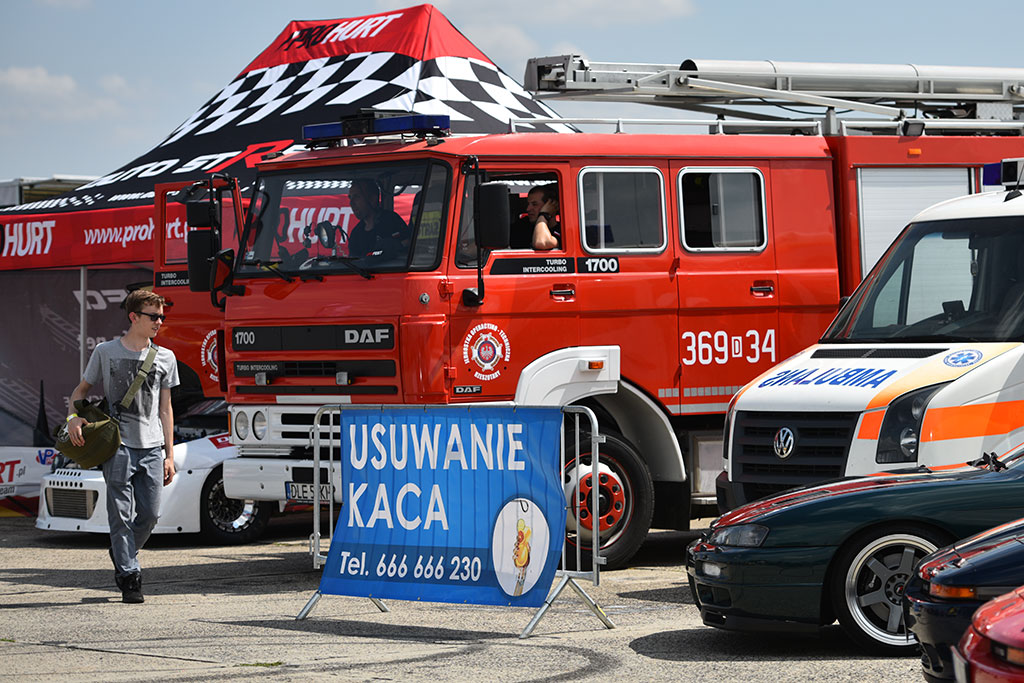 Kilkaset samochodów z kraju i zagranicy na legnickim lotnisku